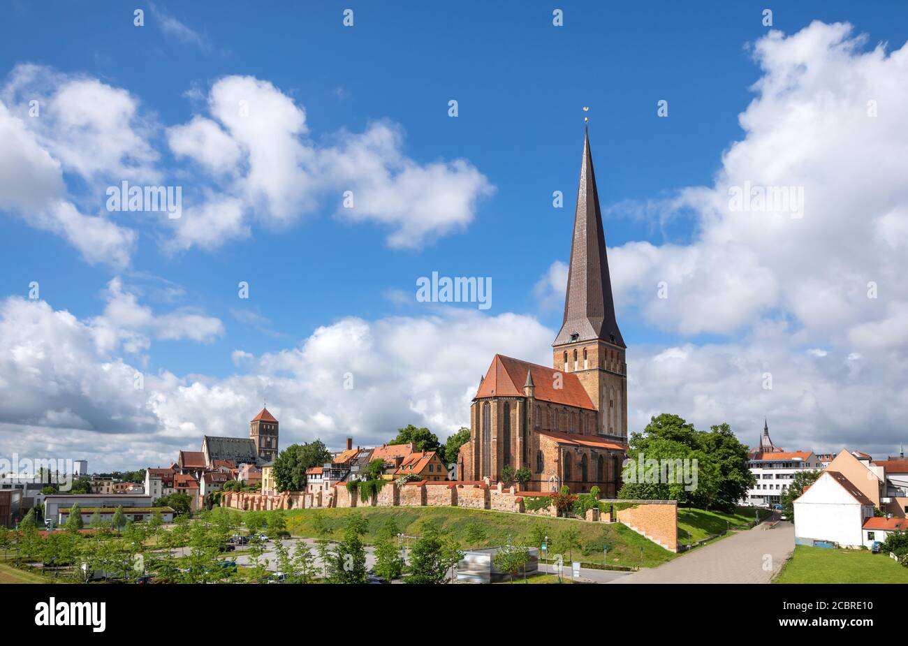 Vue sur l'église Saint-Pierre (Petrikirche) à Rostock, Allemagne Banque D'Images