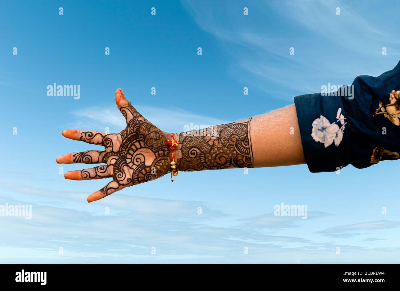 Conception de mehndi (henné) et séchage rituel sur la main du marié avant la cérémonie de mariage à Pushkar, Rajasthan, Inde. Banque D'Images