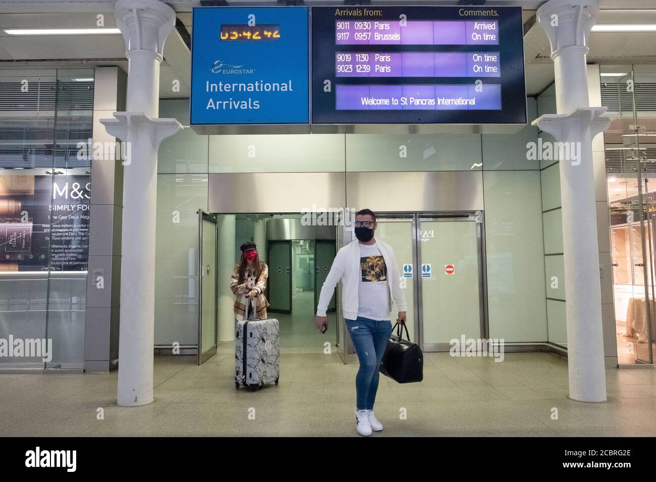 Londres, Royaume-Uni. 15 août 2020. Les passagers de France en Eurostar arrivent à la gare internationale de Saint-Pancras à Londres, en Grande-Bretagne, le 15 août 2020. Les personnes arrivant en Grande-Bretagne de France, des pays-Bas, de Monaco et de Malte après 04 h 00 BST (0300 GMT) samedi devront s'auto-isoler pendant 14 jours pour tenter de contrôler la propagation du coronavirus, a annoncé le Secrétaire britannique aux transports Grant Shapps le 13 août. Credit: Xinhua/Alay Live News Banque D'Images