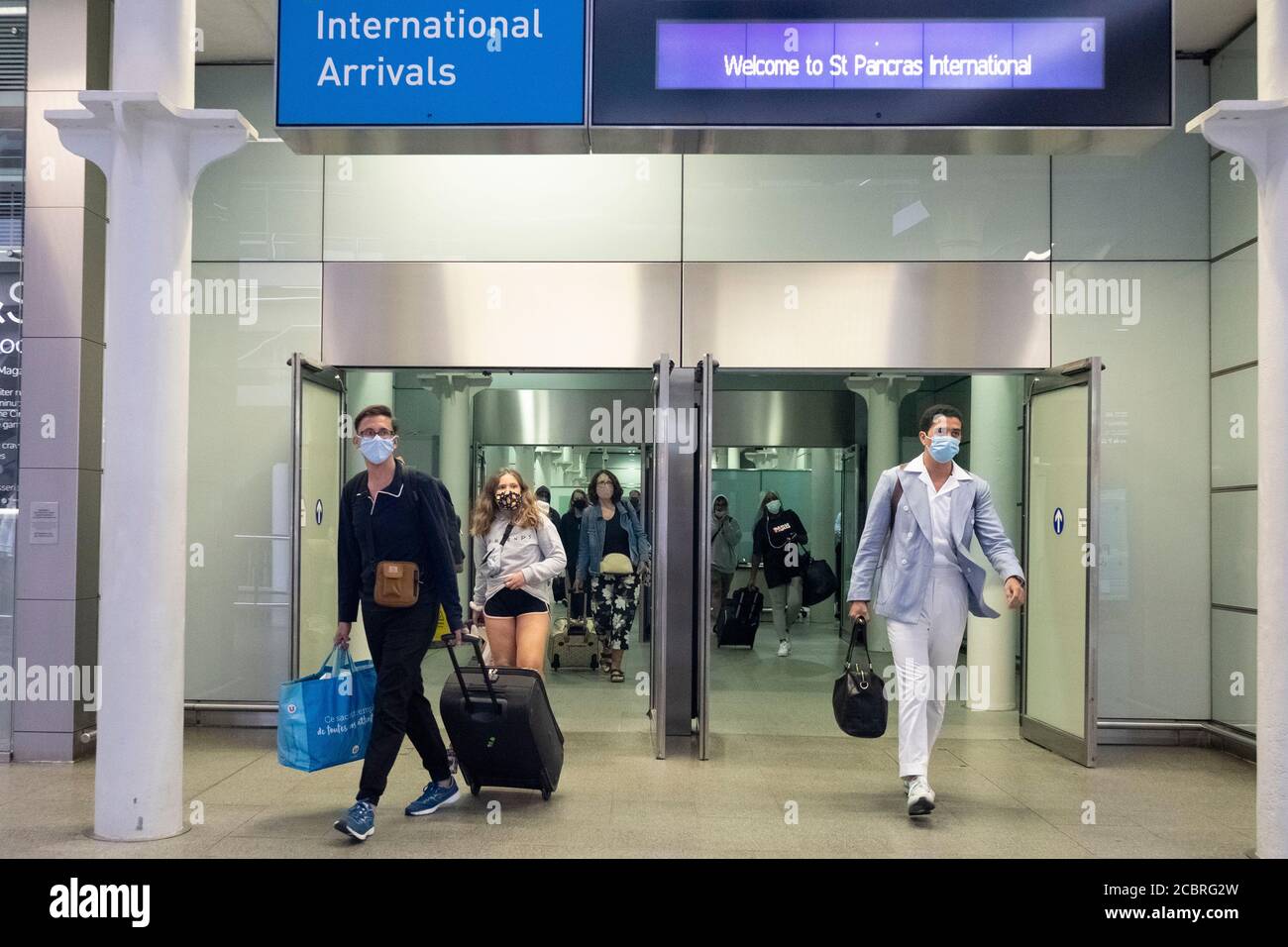 Londres, Royaume-Uni. 15 août 2020. Les passagers de France en Eurostar arrivent à la gare internationale de Saint-Pancras à Londres, en Grande-Bretagne, le 15 août 2020. Les personnes arrivant en Grande-Bretagne de France, des pays-Bas, de Monaco et de Malte après 04 h 00 BST (0300 GMT) samedi devront s'auto-isoler pendant 14 jours pour tenter de contrôler la propagation du coronavirus, a annoncé le Secrétaire britannique aux transports Grant Shapps le 13 août. Credit: Xinhua/Alay Live News Banque D'Images