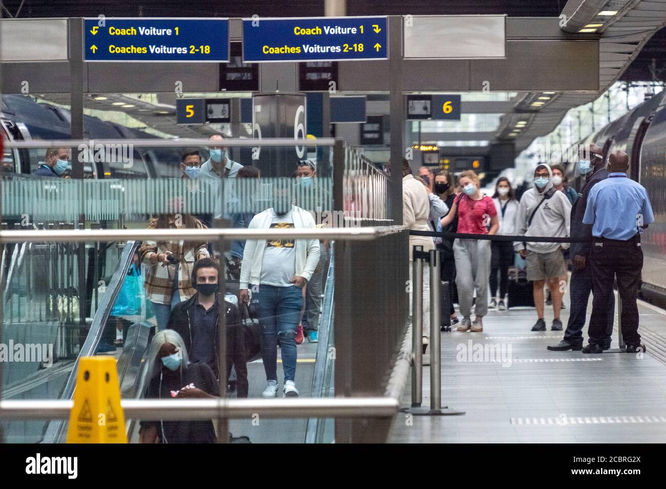 Londres, Royaume-Uni. 15 août 2020. Les passagers de France en Eurostar arrivent à la gare internationale de Saint-Pancras à Londres, en Grande-Bretagne, le 15 août 2020. Les personnes arrivant en Grande-Bretagne de France, des pays-Bas, de Monaco et de Malte après 04 h 00 BST (0300 GMT) samedi devront s'auto-isoler pendant 14 jours pour tenter de contrôler la propagation du coronavirus, a annoncé le Secrétaire britannique aux transports Grant Shapps le 13 août. Credit: Xinhua/Alay Live News Banque D'Images