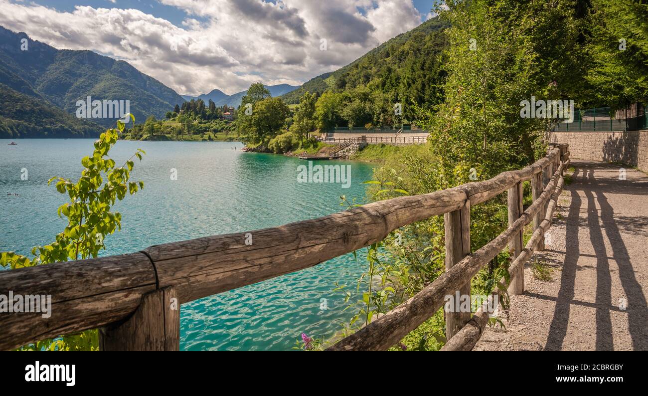 Ledro, Italie. Le lac de Ledro et ses plages. Un lac alpin naturel. Des couleurs turquoise, vertes et bleues incroyables. Vallée de Ledro, Trentin-Haut-Adige, Italie Banque D'Images