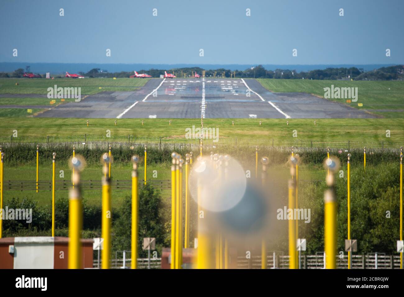 Prestwick, Écosse, Royaume-Uni. 15 août 2020. Photo : à l'occasion du 75e anniversaire du jour VJ (victoire du jour du Japon) célébrant la fin de la Seconde Guerre mondiale, l'équipe d'exposition acrobatique de la Royal Airforce (RAF) Red Arrows part de l'aéroport international de Prestwick, en route vers Belfast pour la prochaine étape de leur prochain flycast, En fin de compte se terminant à Londres plus tard ce soir pour un flipper. Crédit : Colin Fisher/Alay Live News Banque D'Images