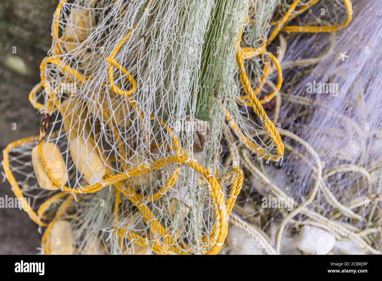 Filet de pêche bleu vert et orange flotte sur la console Banque D'Images