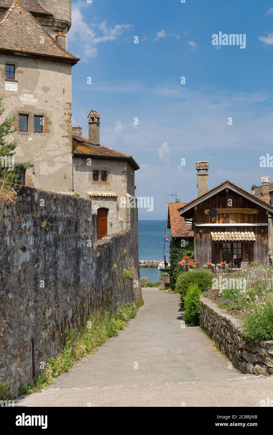 La cité médiévale d'Yvoire, située à l'est de la France sur la rive du lac de Genève, dans la province d'Auvergne-Rhône-Alpes et au ciel clair d'été Banque D'Images