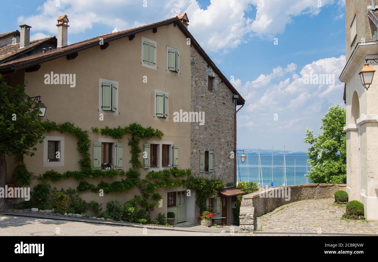 La cité médiévale d'Yvoire, située à l'est de la France sur la rive du lac de Genève, dans la province d'Auvergne-Rhône-Alpes et dans un magnifique ciel bleu d'été Banque D'Images