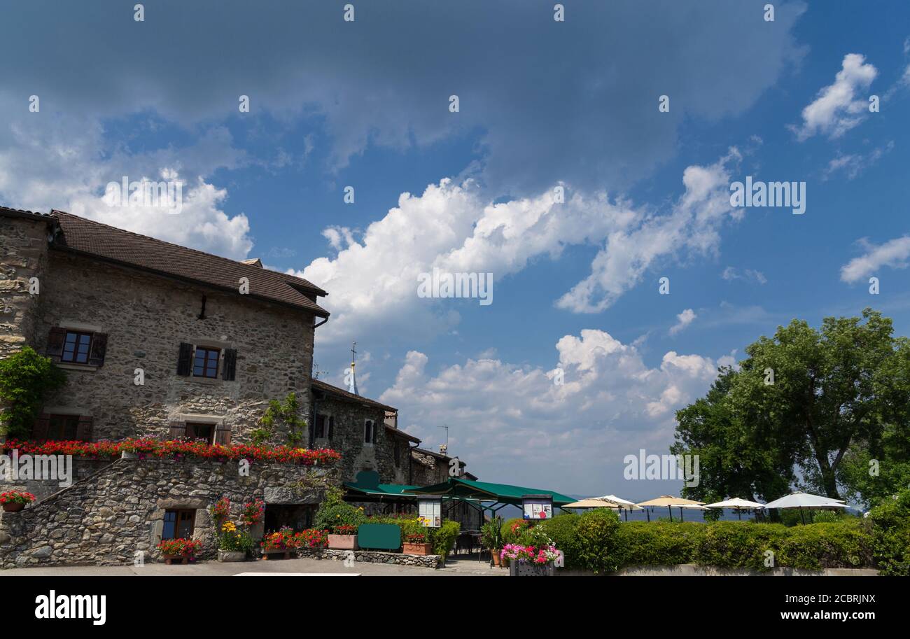 La cité médiévale d'Yvoire, située à l'est de la France sur la rive du lac de Genève, dans la province d'Auvergne-Rhône-Alpes et dans un magnifique paysage de ciel Banque D'Images
