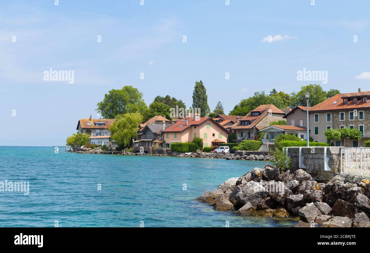 La cité médiévale d'Yvoire, située à l'est de la France sur la rive du lac de Genève, dans la province d'Auvergne-Rhône-Alpes et au ciel clair d'été. Banque D'Images