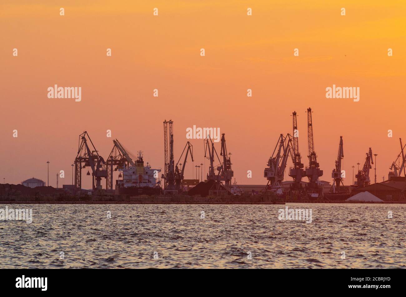 Navires-conteneurs quittant le port de Thessalonique Macédoine Grèce - photo: Geopix/Alay stock photo Banque D'Images
