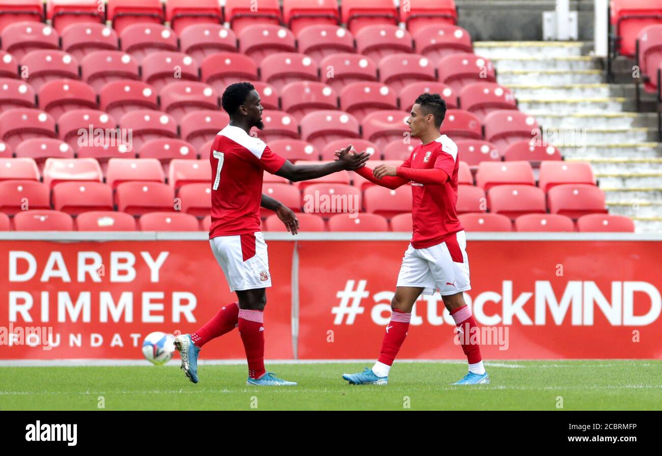 Tyler Smith de Swindon Town (à droite) célèbre le premier but de son côté du match lors du match amical d'avant-saison au County Ground, Swindon. Banque D'Images