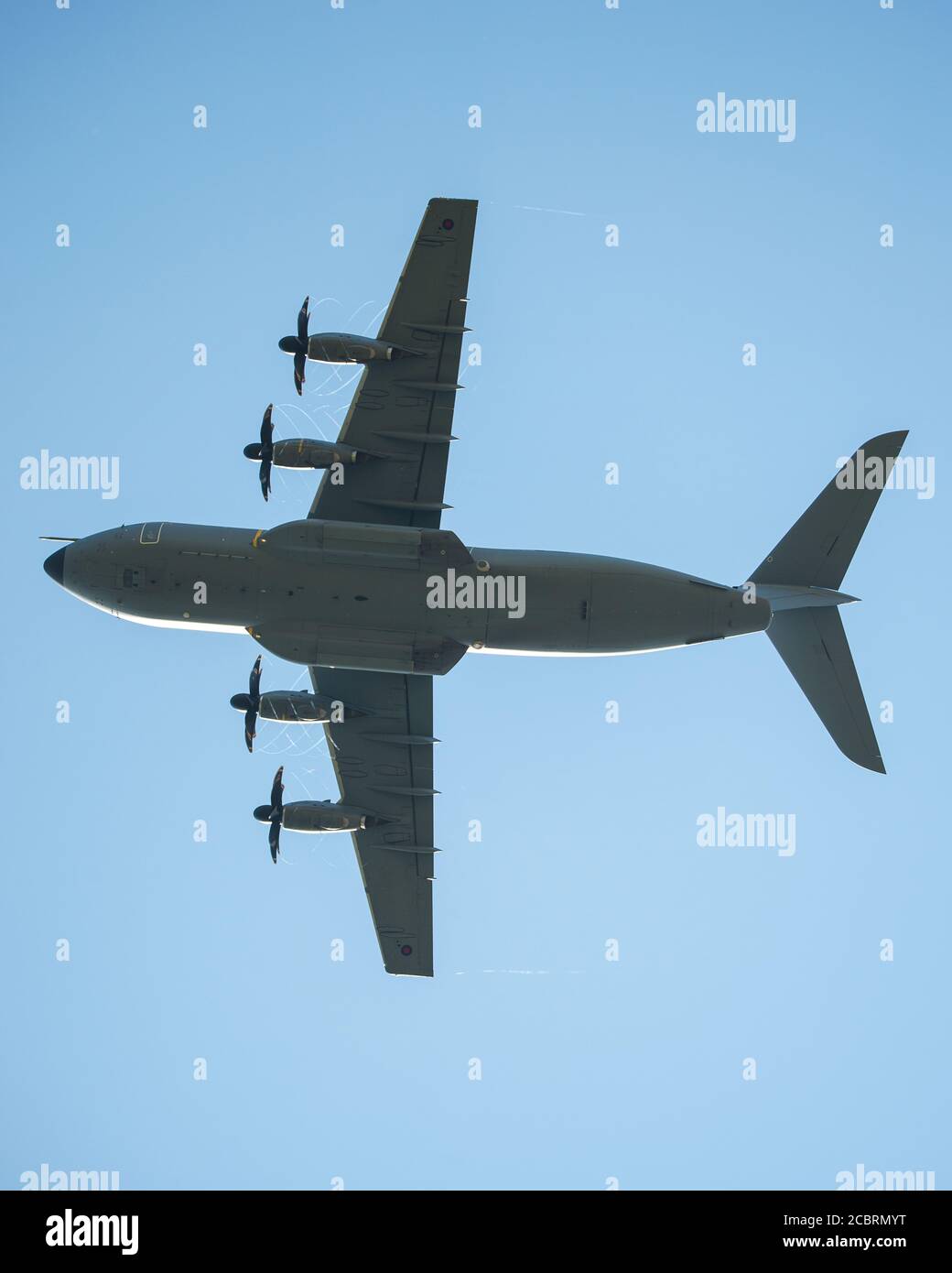 Prestwick, Écosse, Royaume-Uni. 15 août 2020. Photo : le 75e anniversaire du jour VJ (victoire au Japon) Célébrant la fin de la Seconde Guerre mondiale, un Airbus A400B de la RAF Brize Norton est vu sur une épreuve d'entraînement à l'aéroport de Prestwick et dans la région environnante, effectuant diverses manœuvres, du toucher et du gos au vol dans les modèles et en faisant des descentes abruptes en finale pour atterrissage. Crédit : Colin Fisher/Alay Live News Banque D'Images