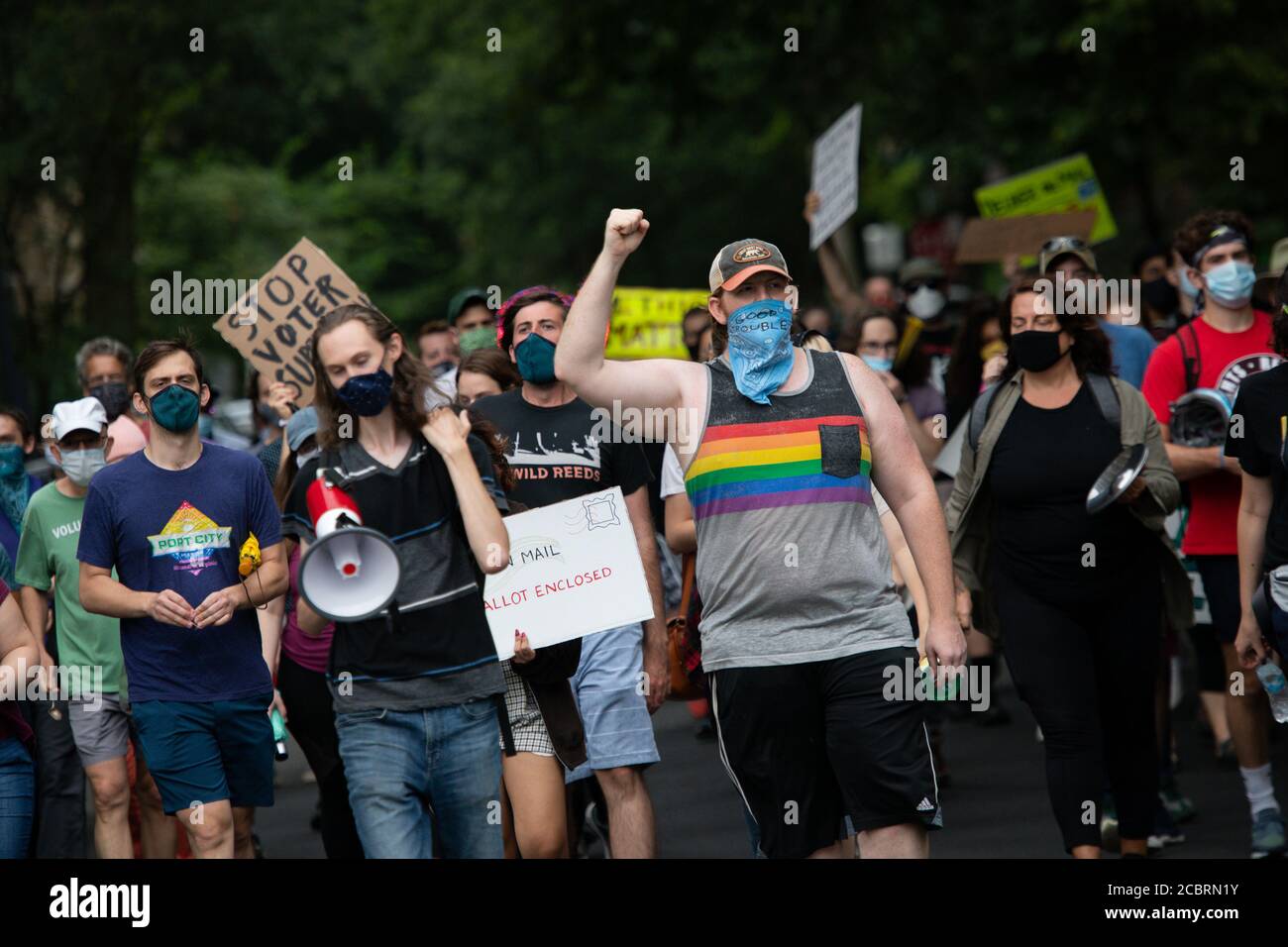 Les manifestants marchent près de la résidence du ministre des postes, le général Louis DeJoy, un important donateur républicain que le président Trump a récemment nommé pour diriger le Service postal des États-Unis (USPS) malgré les inquiétudes au sujet des conflits d'intérêts et du manque d'expérience, pour démontrer contre les changements de Dejoy au USPS, Ce que beaucoup disent sont des actes de sabotage pour augmenter les chances de Trump dans une élection majoritairement vote par courrier à Washington, DC, le 15 août 2020, dans le contexte de la pandémie du coronavirus. DeJoy aurait investi des dizaines de millions de dollars dans des concurrents directs des USPS, et récemment, il a adopté de nombreux changements Banque D'Images