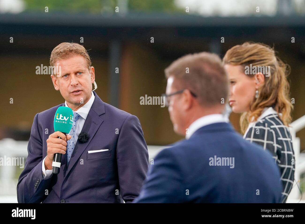 Ed Chamberlin, présentateur principal d'ITV Racing au Newbury Racecourse de Newbury Racecourse. Banque D'Images