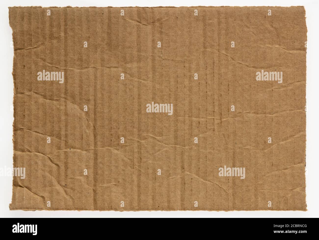 pièce rectangulaire en carton ondulé brun isolée sur blanc Banque D'Images