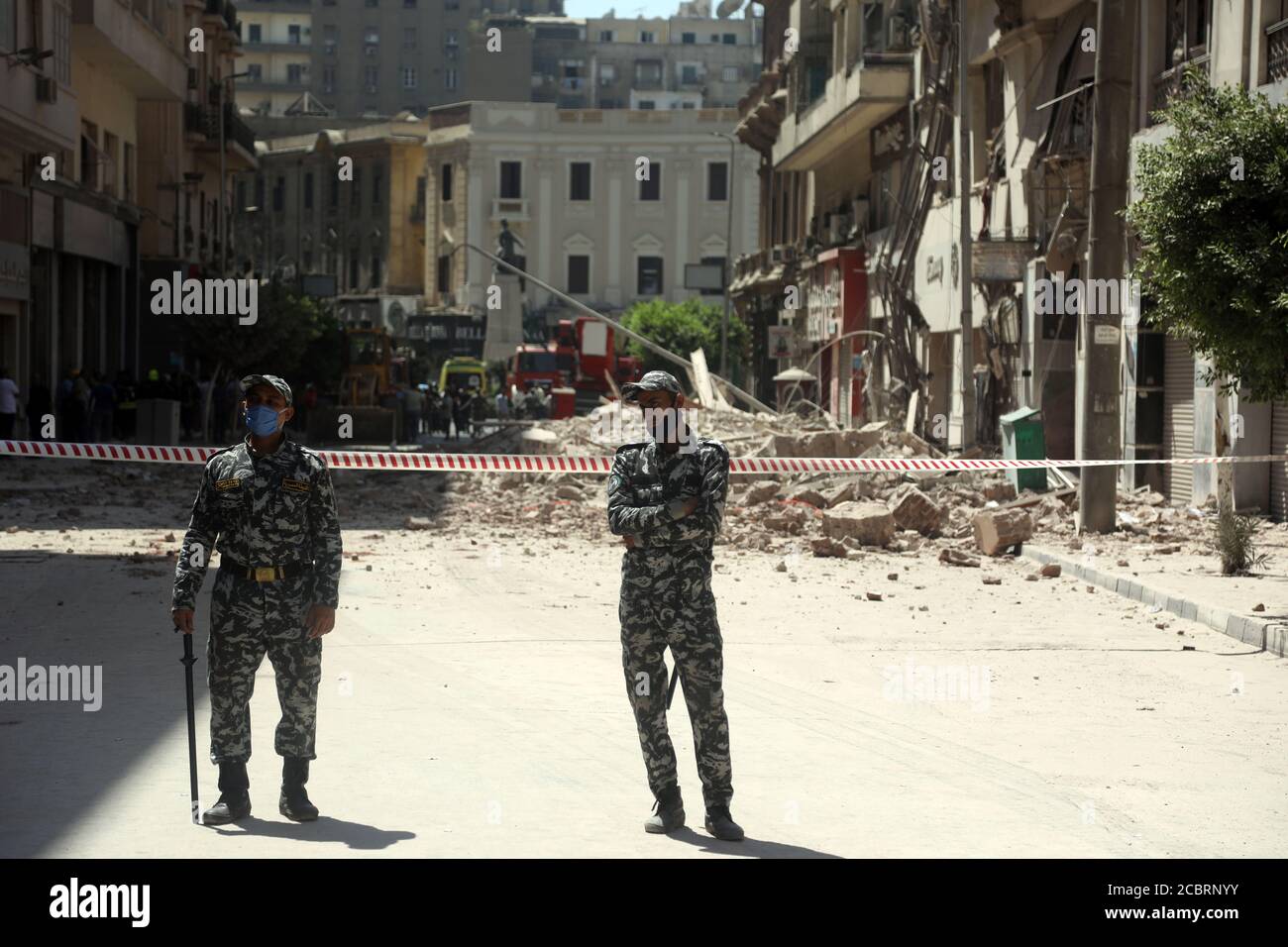 Le Caire, Égypte. 15 août 2020. Le personnel de sécurité garde près du site où un bâtiment s'est partiellement effondré dans le centre-ville du Caire, en Égypte, le 15 août 2020. Quatre personnes ont été blessées lorsqu'un vieux bâtiment de la rue Qasr al-Nile du Caire s'est partiellement effondré samedi, selon des informations. Credit: Ahmed Gomaa/Xinhua/Alamy Live News Banque D'Images