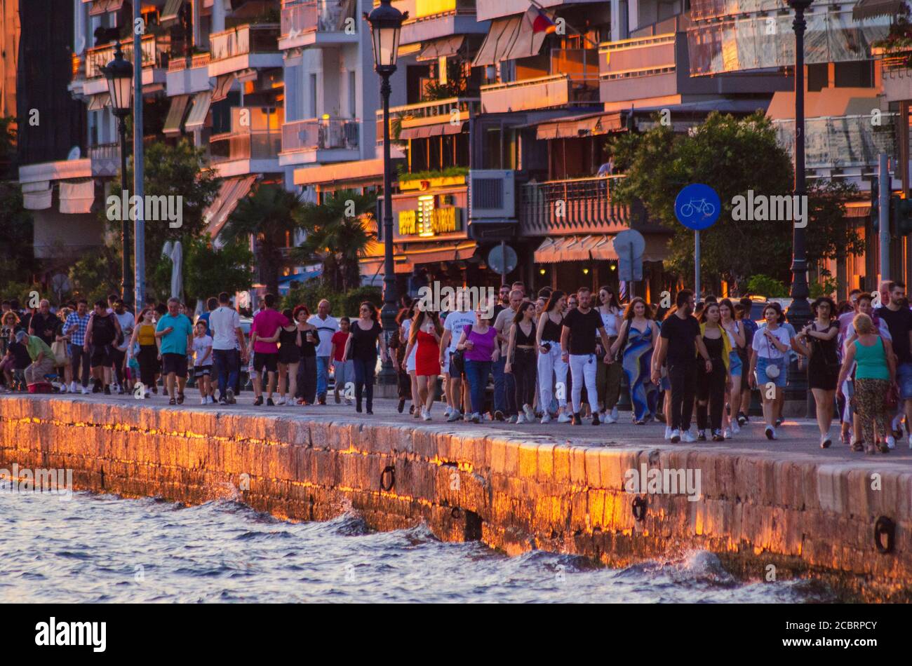 THESSALONIQUE, GRÈCE - 27 juin 2020 - UN front de mer bondé à Thessalonique, Grèce, qui a un couvre-feu COVID-19 de 23 H à 7 H pour les entreprises à essayer Banque D'Images