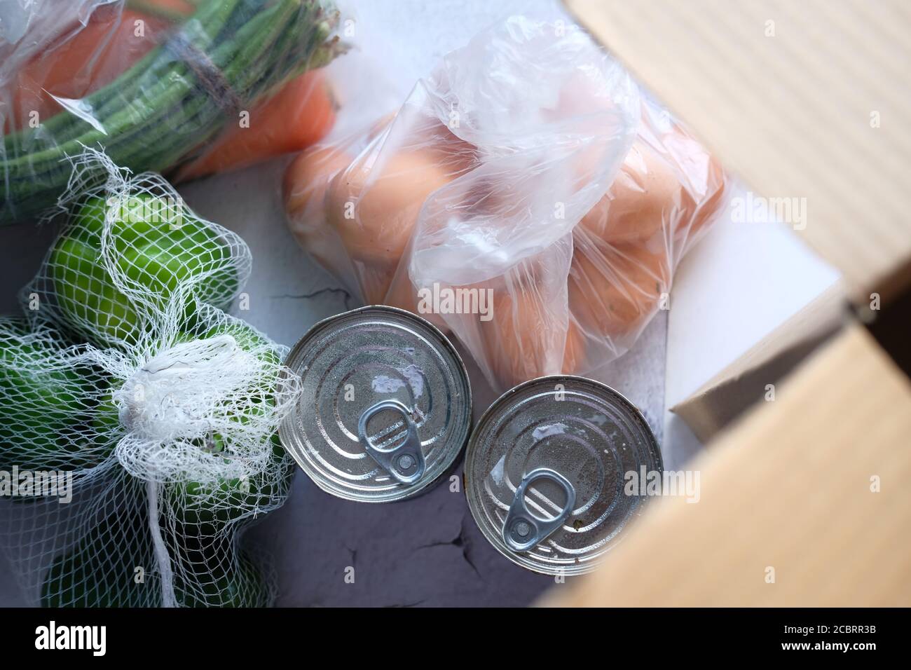 Porte de livraison des marchandises. Le préparateur de commande emballant les aliments dans des boîtes en carton. Banque D'Images