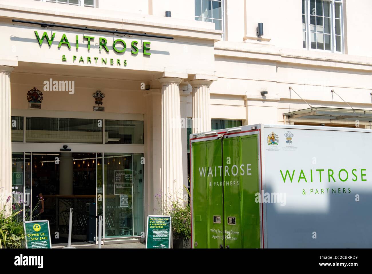 Waitrose supermarché et camion de livraison, un supermarché britannique haut de gamme avec commande et livraison en ligne Banque D'Images