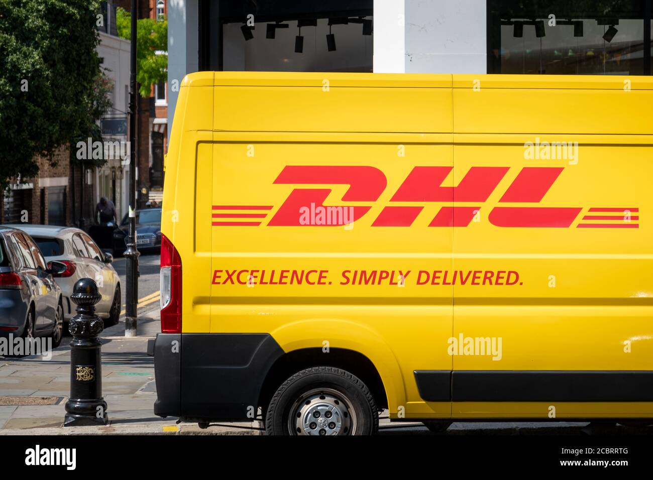 DHL van sur la rue de Londres, compagnie de messagerie allemande Banque D'Images