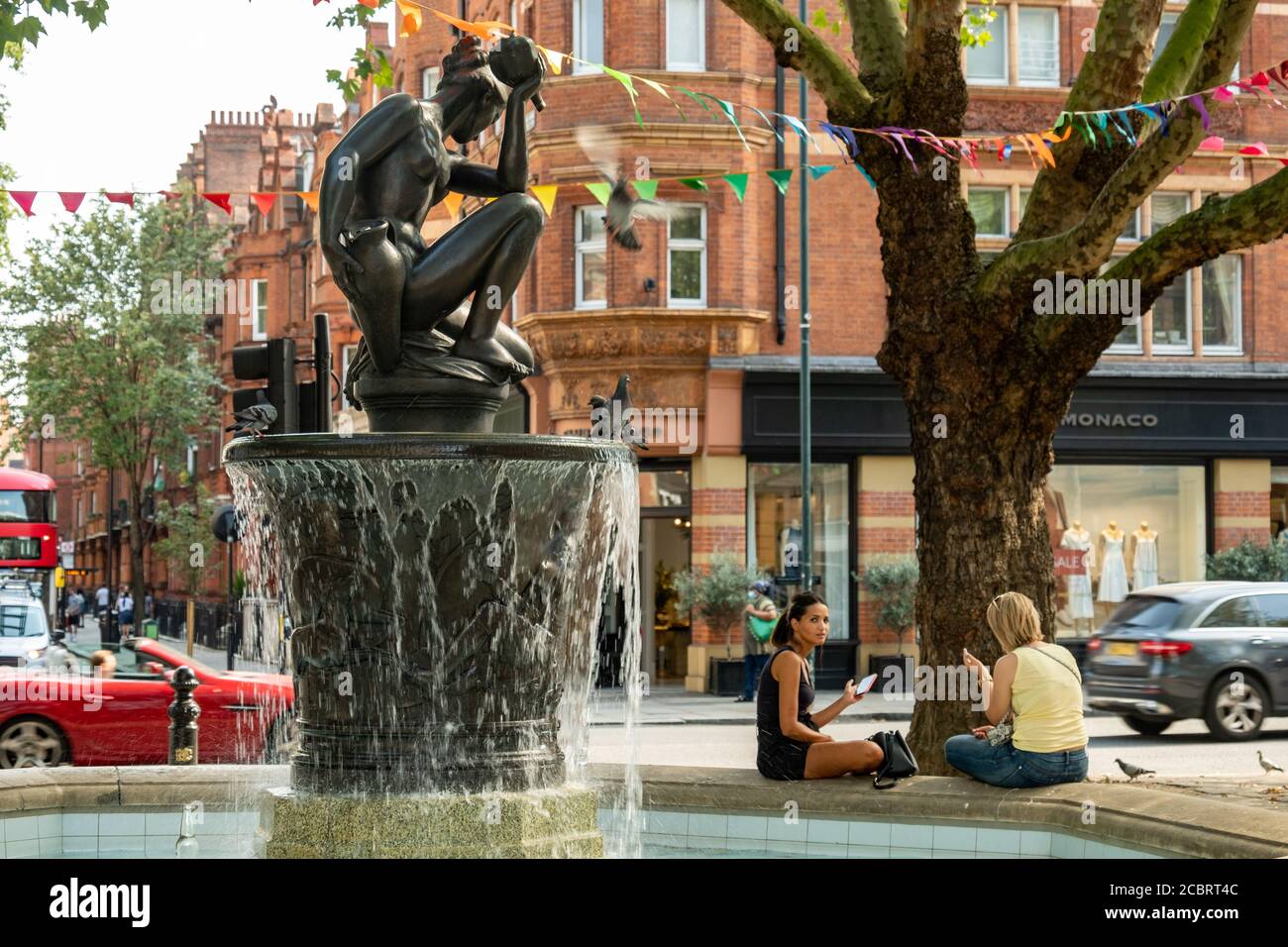 Londres- août, 2020: Sloane Square London Street Scene, un quartier haut de gamme dans Chelsea / quartier Knightsbridge de l'ouest de Londres Banque D'Images