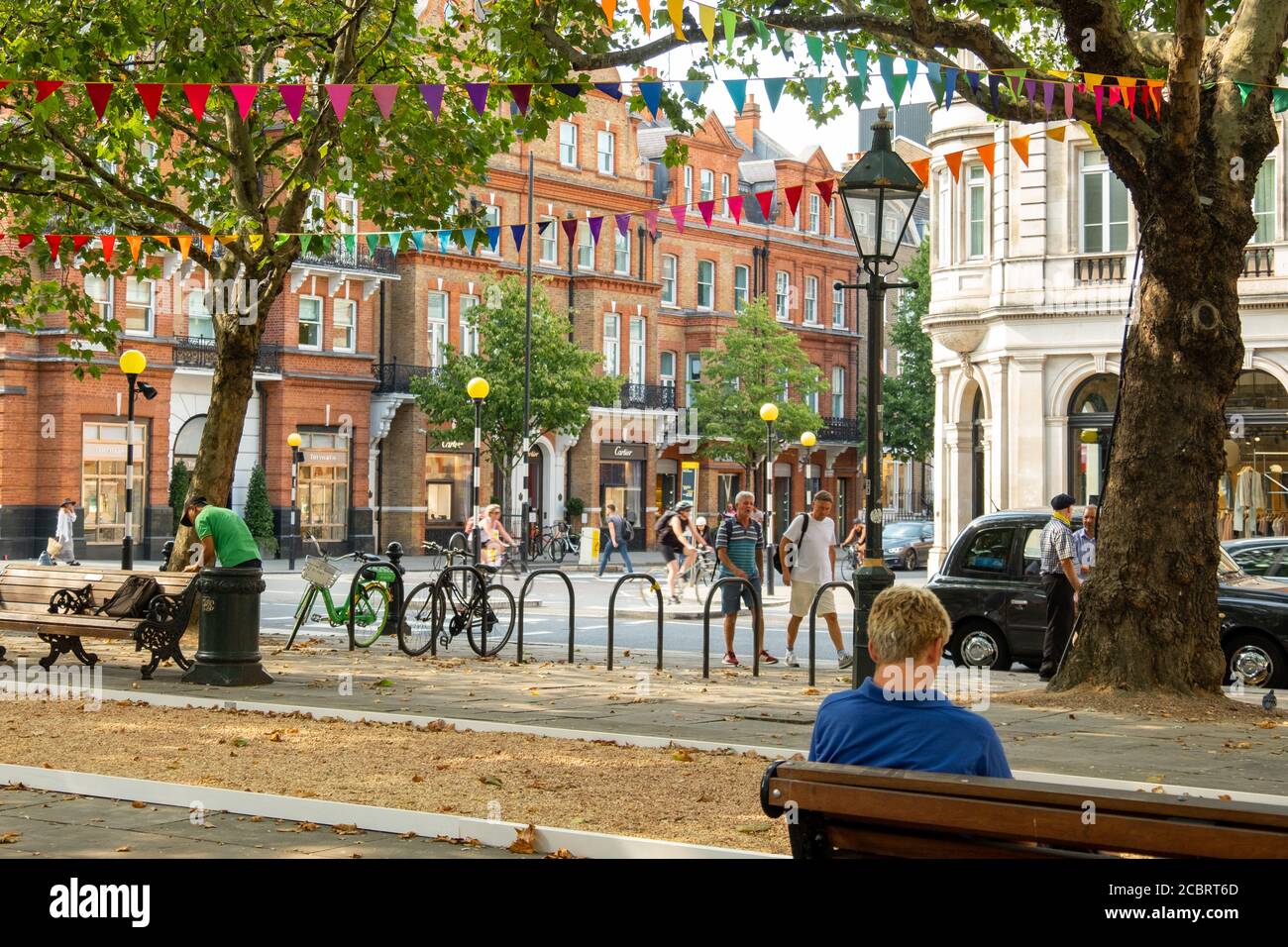 Scène de rue de Londres sur Sloane Square, notable pour ses boutiques de mode haut de gamme Banque D'Images