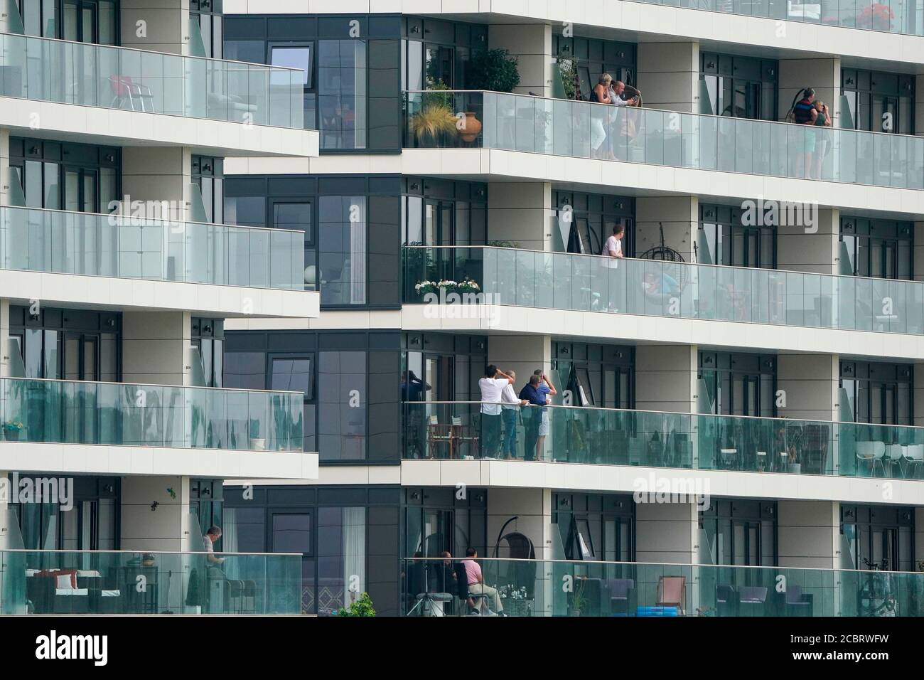 Les propriétaires regardent l'action depuis leurs appartements qui sont situés sur le parcours de Newbury Racecourse. Banque D'Images