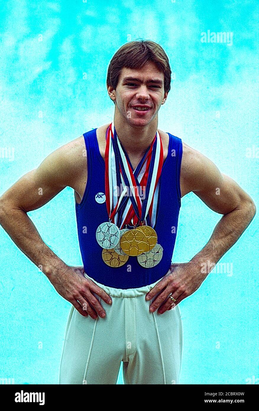 Kurt Thomas (USA) montre ses médailles remportées aux Championnats du monde de gymnastique artistique 1979. Banque D'Images