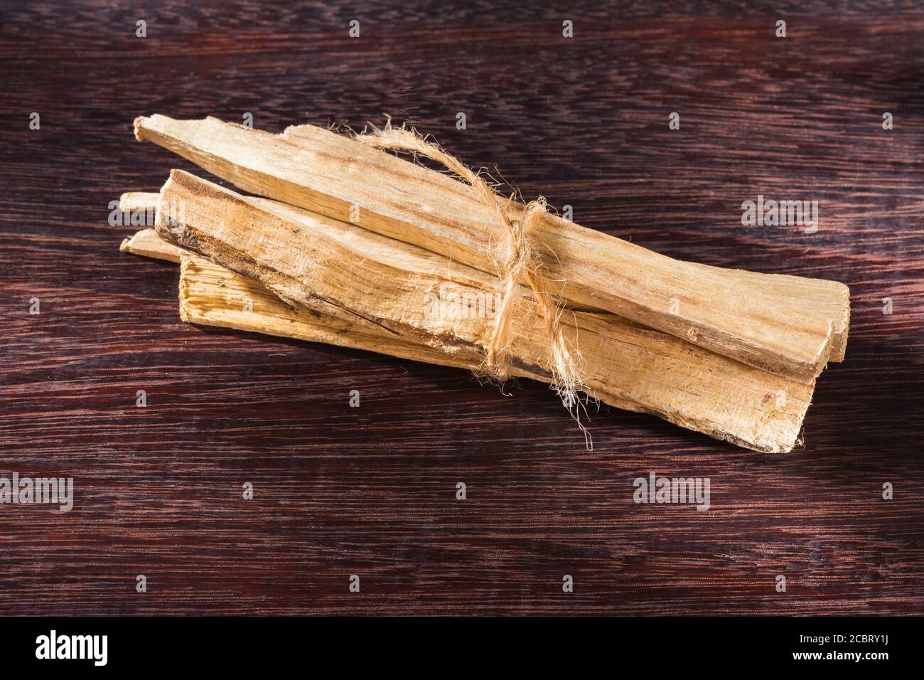 Pile de bois de palo santo sur la table (Bursera graveolens) Banque D'Images
