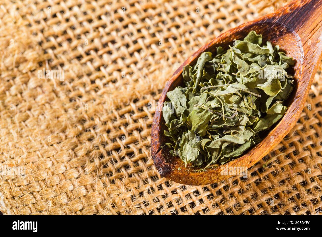 Feuilles de moringa séchées dans un bol sur la table, Moringa oléifera Banque D'Images