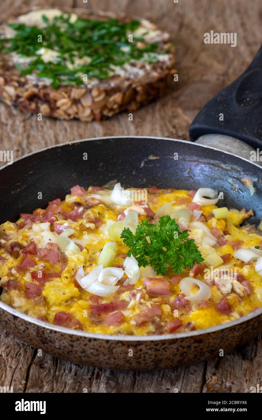 Oeufs brouillés avec du jambon dans une casserole Banque D'Images