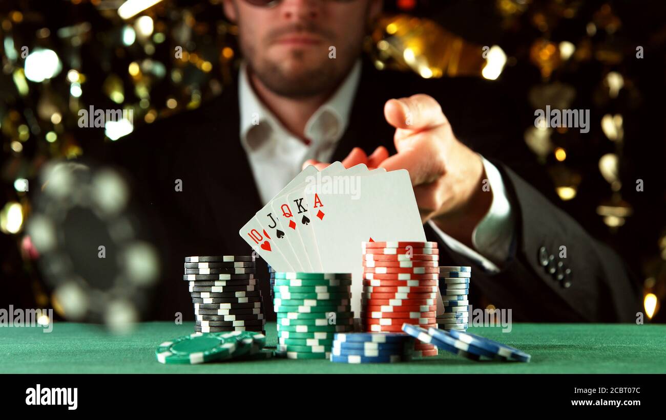 Joueur de poker jeter la puce. Concept de jeu de danger, jetons de poker sur table Banque D'Images