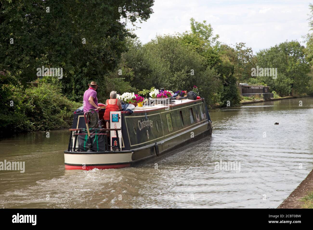 Couple en bateau étroit sur le canal de Warwick, Warwick, Royaume-Uni Banque D'Images