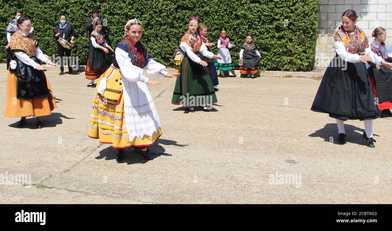 Bande de deux pièces avec un groupe de danseurs tous vêtus Des costumes traditionnels espagnols sont utilisés lors d'un après-midi ensoleillé à Lantadilla Palencia Espagne Banque D'Images