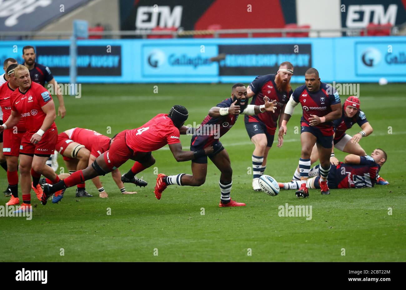 Maro Itoje de Saracens s'attaque à la semi Radradra de Bristol Bears lors du match de première nomination Gallagher à Ashton Gate, Bristol. Banque D'Images