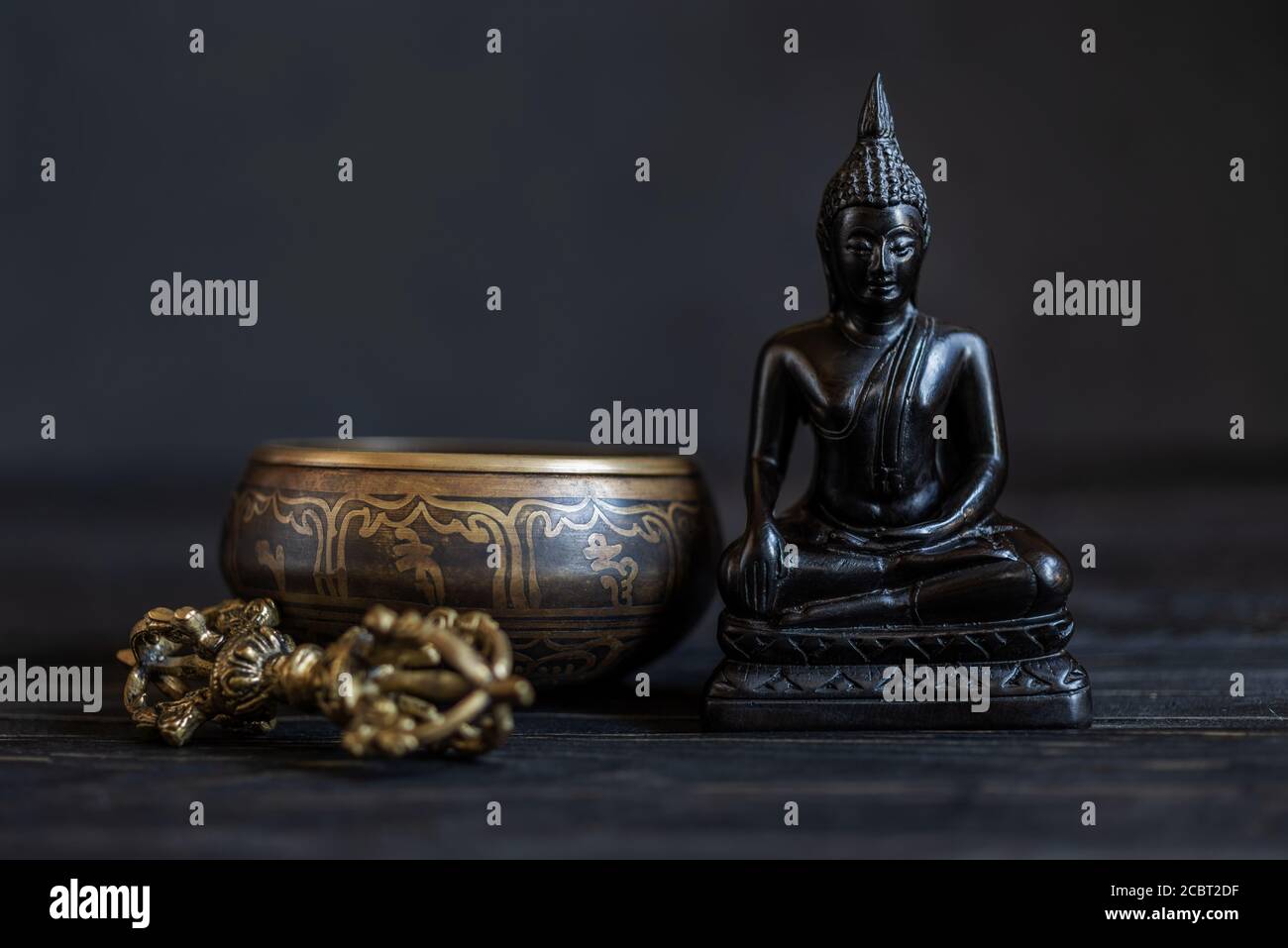 Symboles du bouddhisme. Bouddha antique Shakyamuni, bol sonore et vajra. Banque D'Images