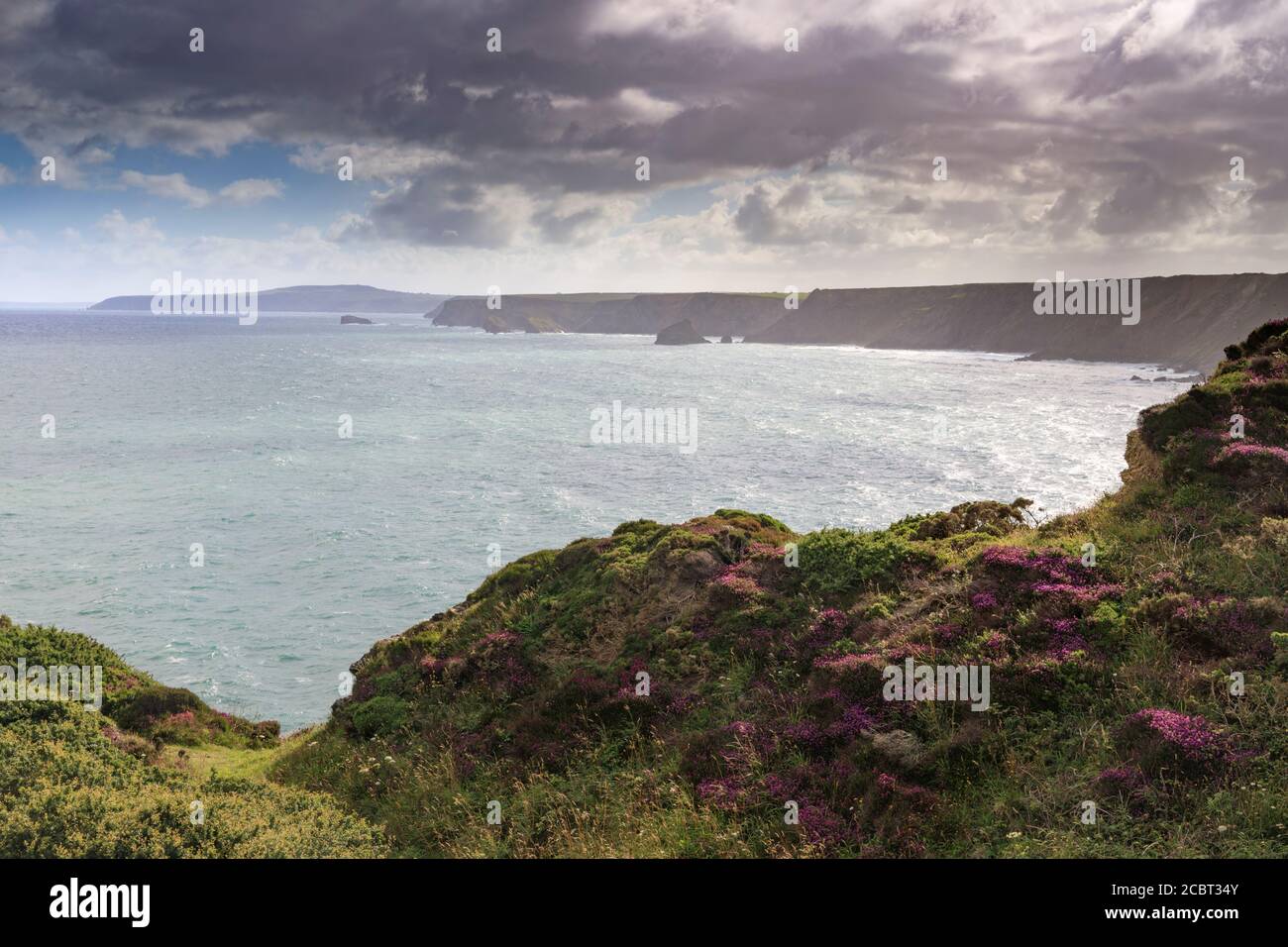 La vue le long de la côte nord de Cornwall est capturée depuis le South West Coast Path jusqu'à l'est de Hell's Mouth. Banque D'Images