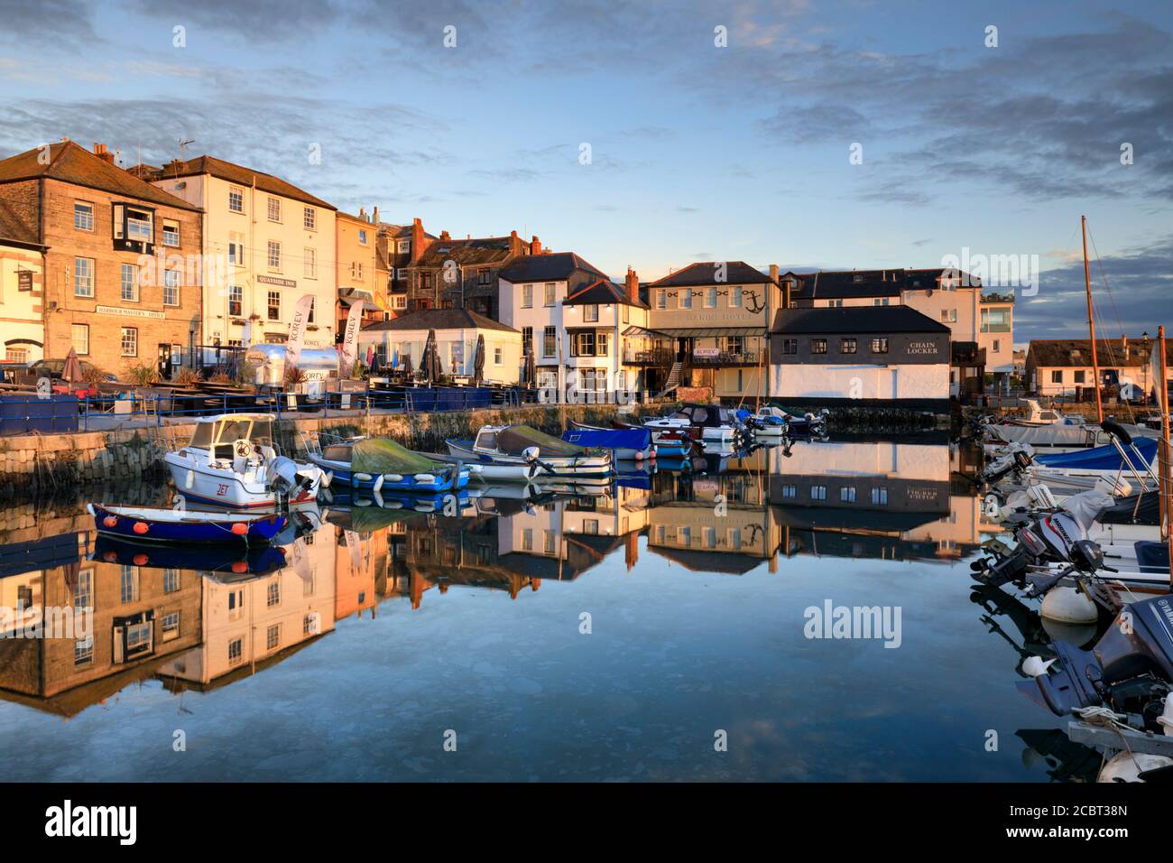 Bateaux à Custom House Quay à Falmouth, dans Cornwall capturés un matin au début du mois d'août. Banque D'Images