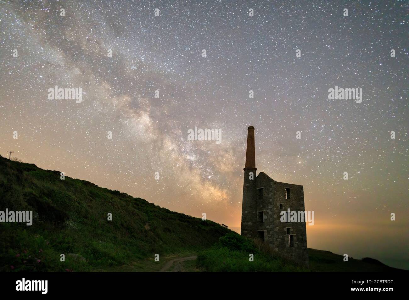 La manière laiteuse au-dessus de la maison de moteur de Prosper wheal à Rinsey dans Cornwall. Banque D'Images
