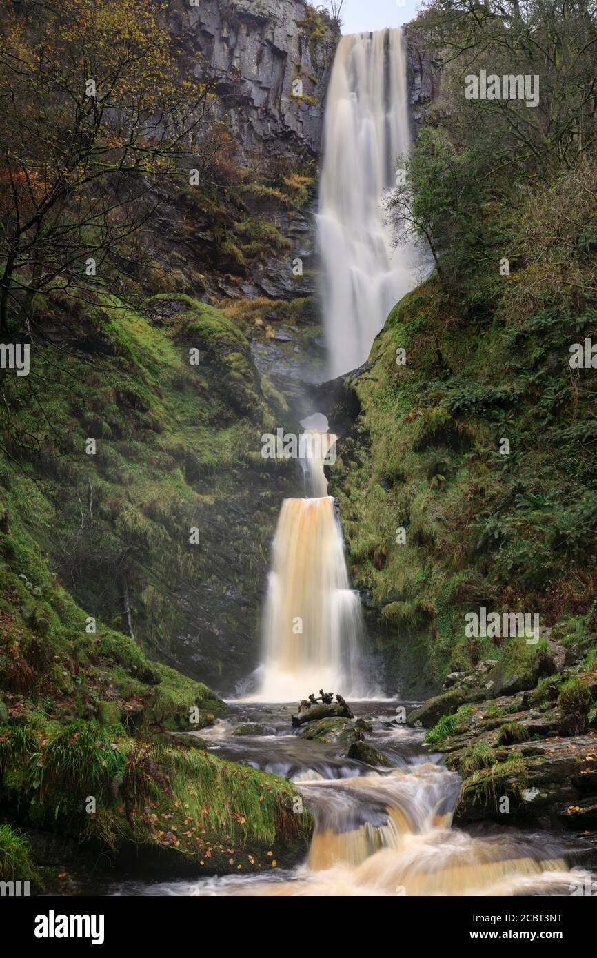 Cascade de Rhaeadr de Pistyll dans le nord du pays de Galles. La photo a été prise à une vitesse d'obturation élevée début novembre. Banque D'Images