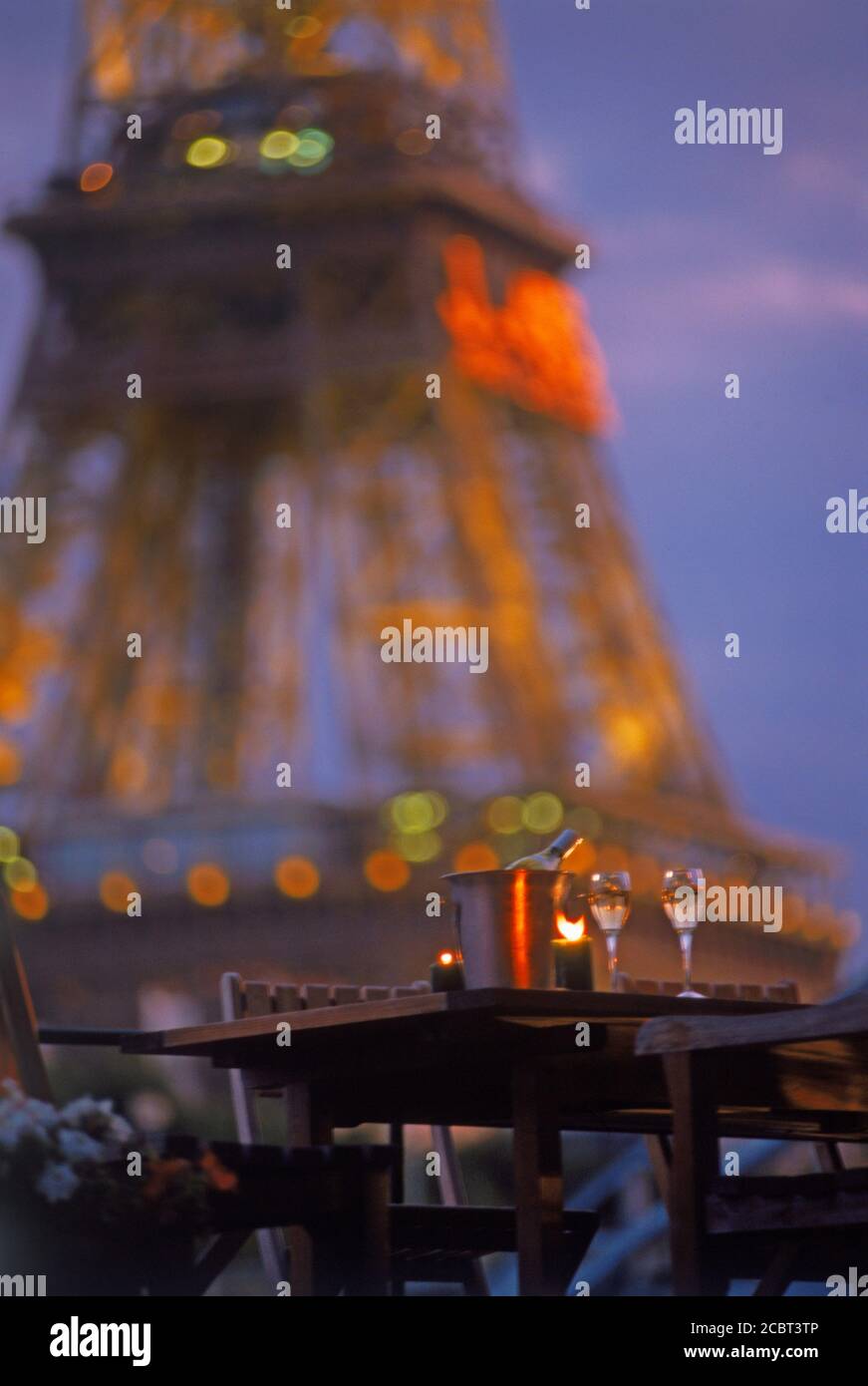 Table de péniche sur la Seine avec champagne pour un coucher de soleil romantique Sous la Tour Eiffel Banque D'Images