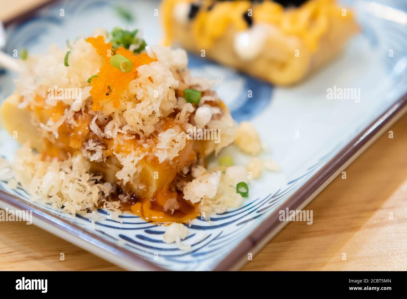 Tamagoyaki, omelette sucrée japonaise, mise au point sélective. Gros plan cuisine japonaise, ensemble de sushi aux œufs, Tamagoyaki, nigirizu . Banque D'Images