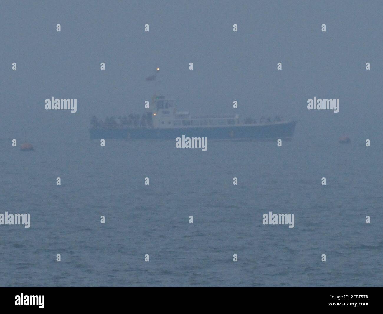 Sheerness, Kent, Royaume-Uni. 15 août 2020. Météo au Royaume-Uni : une soirée brumeuse à Sheerness, Kent. Le bateau de croisière Spirit of Shepey semble fantomatique dans la brume lors de son dernier week-end d'opération avant de retourner au service de Bournmouth Pier. Crédit : James Bell/Alay Live News Banque D'Images