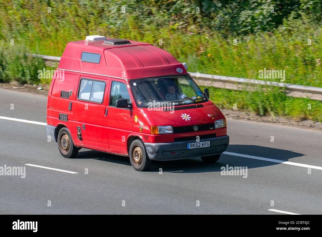 2002 rouge VW Volkswagen transporter TDI SWB; véhicules mobiles de circulation automobile, voitures conduisant des véhicules sur les routes du Royaume-Uni, moteurs, conduite sur le réseau d'autoroute M6. Banque D'Images