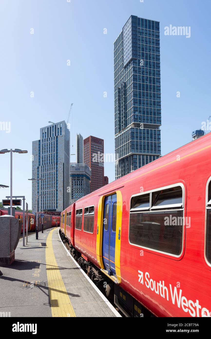 Train sur plate-forme à la gare de Vauxhall, Vauxhall, London Borough of Lambeth, Greater London, Angleterre, Royaume-Uni Banque D'Images