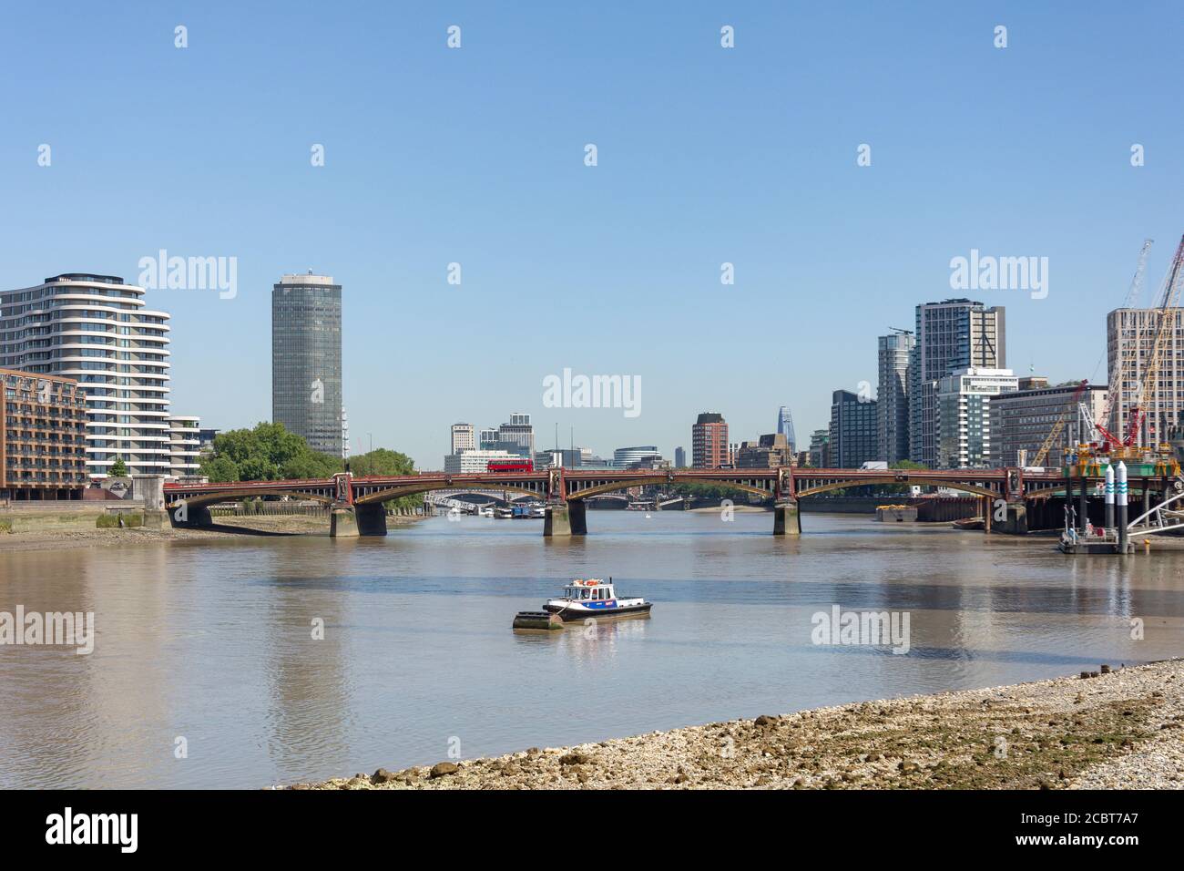 Pont de Vauxhall et Tamise depuis St George Wharf Vauxhall, London Borough of Lambeth, Greater London, Angleterre, Royaume-Uni Banque D'Images