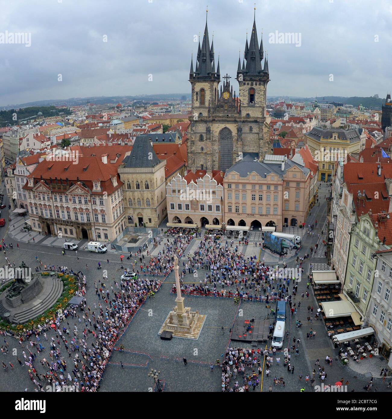 Prague, République tchèque. 15 août 2020. Une vue d'ensemble de la place de la Vieille ville tandis que les gens se rassemblent pour voir l'archevêque de Prague béni la nouvelle colonne Mariale reconstruite. La colonne Mariale de Prague est un monument religieux composé d'une colonne surmontée d'un statut de la Vierge Marie, érigé à l'origine en 1650, peu après la fin de la guerre de trente ans. Il a été démoli en novembre 1918, coïncidant avec la chute de l'Autriche-Hongrie. Credit: Slavek Ruta/ZUMA Wire/Alamy Live News Banque D'Images