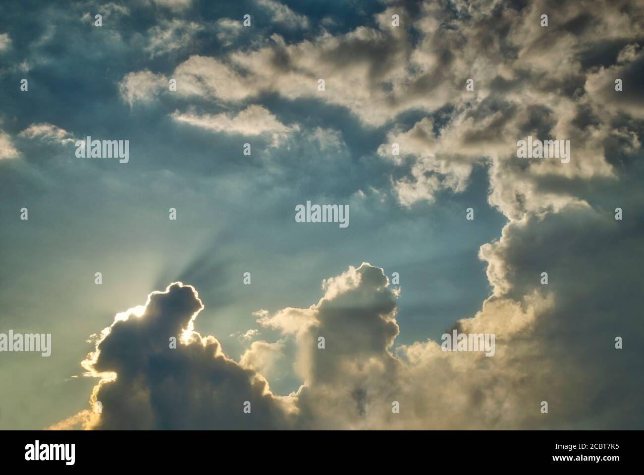 CONCEPT ENVIRONNEMENTAL : le soleil se cache derrière la formation spectaculaire de nuages Banque D'Images