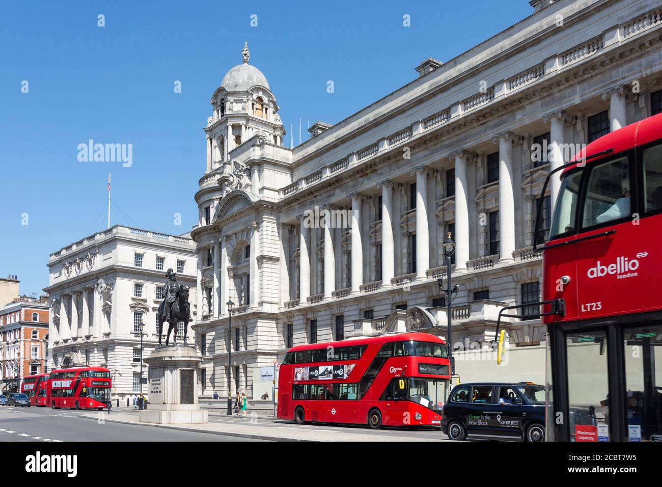 Bus à impériale devant l'ancien bâtiment des bureaux de guerre, Whitehall, Cité de Westminster, Grand Londres, Angleterre, Royaume-Uni Banque D'Images