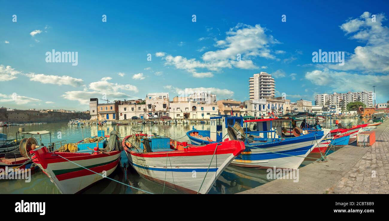 Vue panoramique sur le quai avec des bateaux de pêche colorés dans le vieux port de Bizerte. Tunisie, Afrique du Nord Banque D'Images