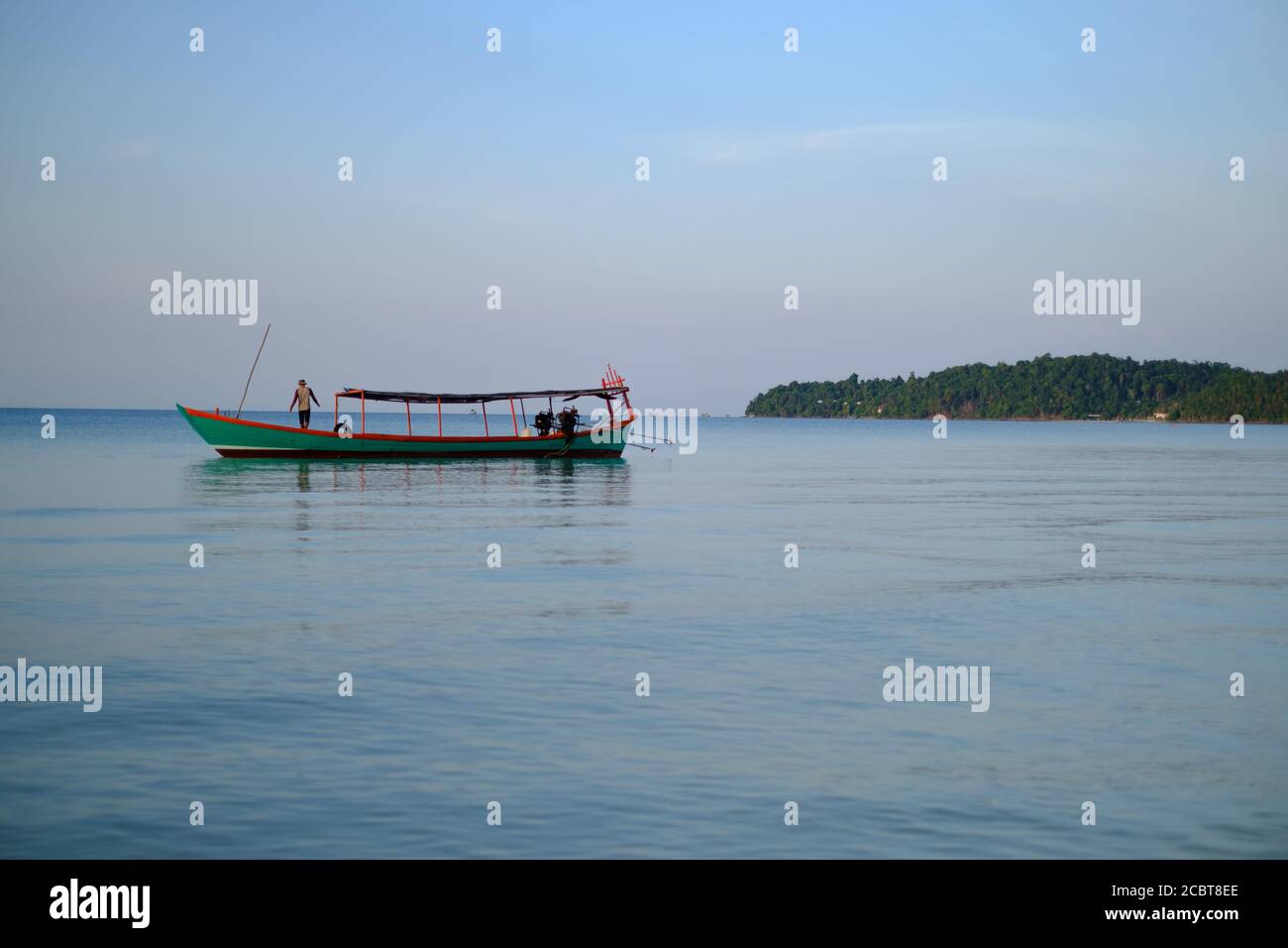 Île de Koh Rong Samloem, Cambodge - 20 avril 2019 - pêcheur avec des vêtements typiques sur son bateau dans la baie de Saracen, en journée. Banque D'Images